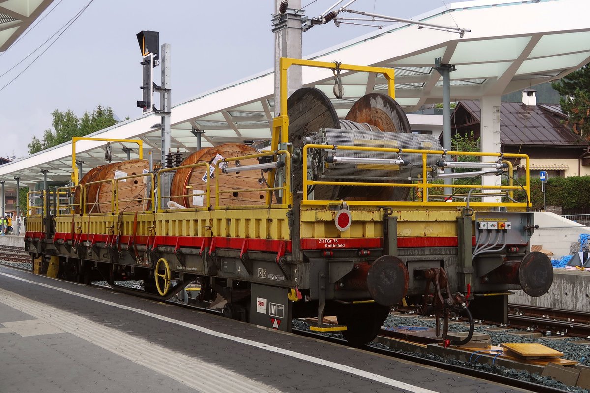 ÖBB Materialwagen 40 81 9417 130, beladen mit div. Kabeltrommeln und einem Masttrafo, im Einsatz zum Umbau des Bahnhofs Seefeld i. T. Aufgenommen 3.7.2018.