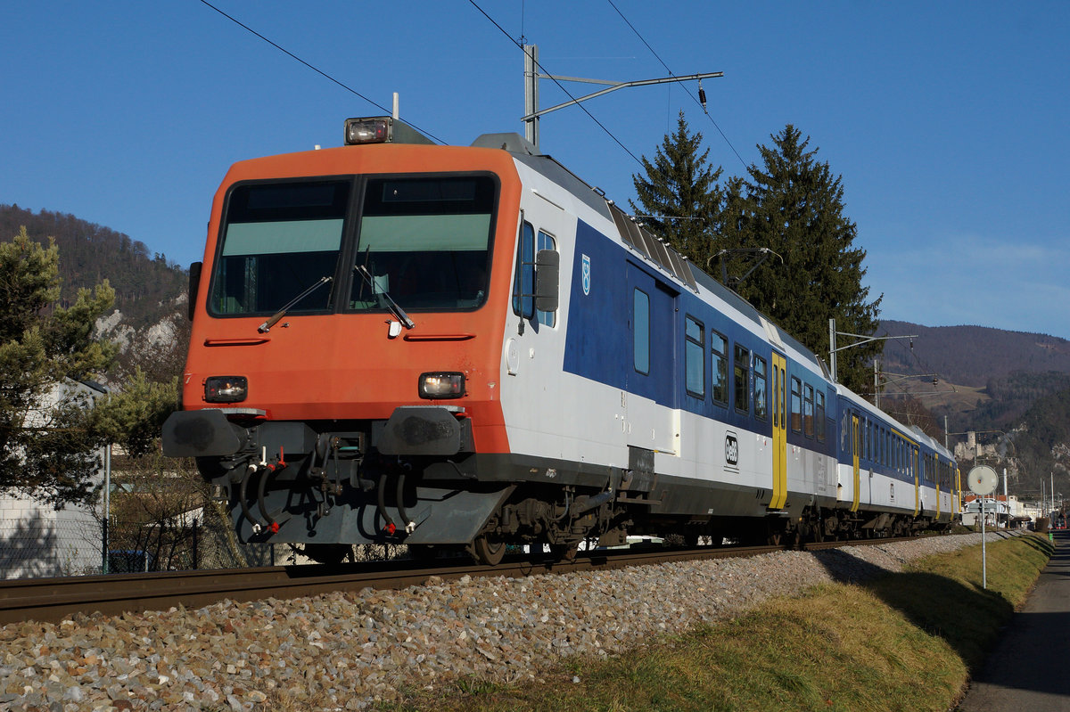 OeBB: Mit etwas Fotografenglück konnten am 28. Dezember 2016 die beiden Triebzüge Domino (am Morgen) und NPZ (am Nachmittag) im planmässigen Einsatz fotografiert werden.
Foto: Walter Ruetsch