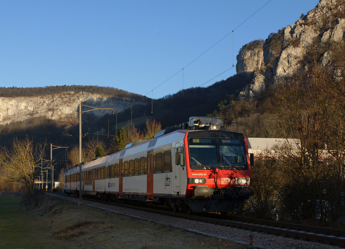 OeBB: Mit etwas Fotografenglück konnten am 28. Dezember 2016 die beiden Triebzüge Domino (am Morgen) und NPZ (am Nachmittag) im planmässigen Einsatz fotografiert werden.
Foto: Walter Ruetsch