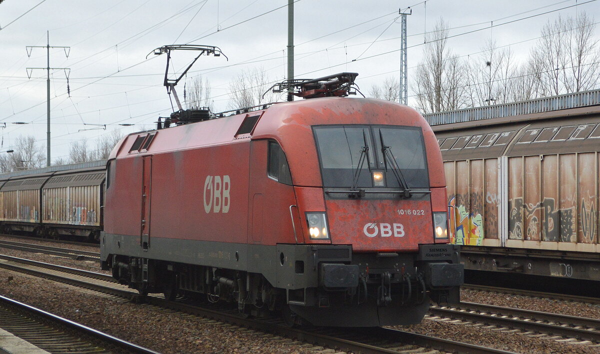 ÖBB - Österreichische Bundesbahnen [A] mit  1016 022  [NVR-Nummer: 91 81 1016 022-6 A-ÖBB] am 18.01.22 Durchfahrt Bf. Flughafen BER Terminal 5.