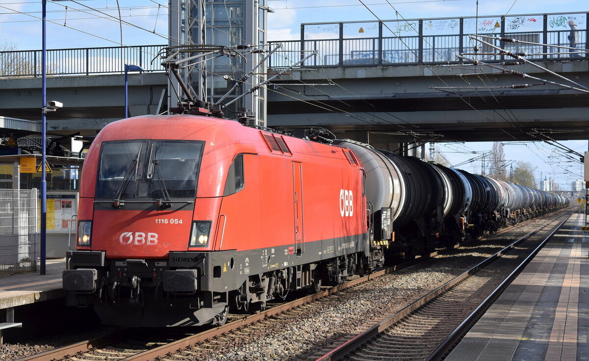 ÖBB - Österreichische Bundesbahnen [A] mit ihrer  1116 054  [NVR-Nummer: 91 81 1116 054-8 A-ÖBB] und einem Kesselwagenzug (leer) Richtung Stendell am 06.04.23 Durchfahrt Bahnhof Berlin Hohenschönhausen.