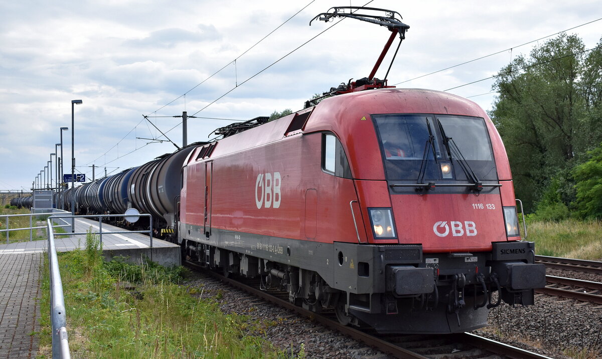 ÖBB - Österreichische Bundesbahnen [A] mit ihrer  1116 133  [NVR-Nummer: 91 81 1116 133-0 A-ÖBB] und einem Kesselwagenzug am 29.06.23 Durchfahrt Bahnhof Pratau.