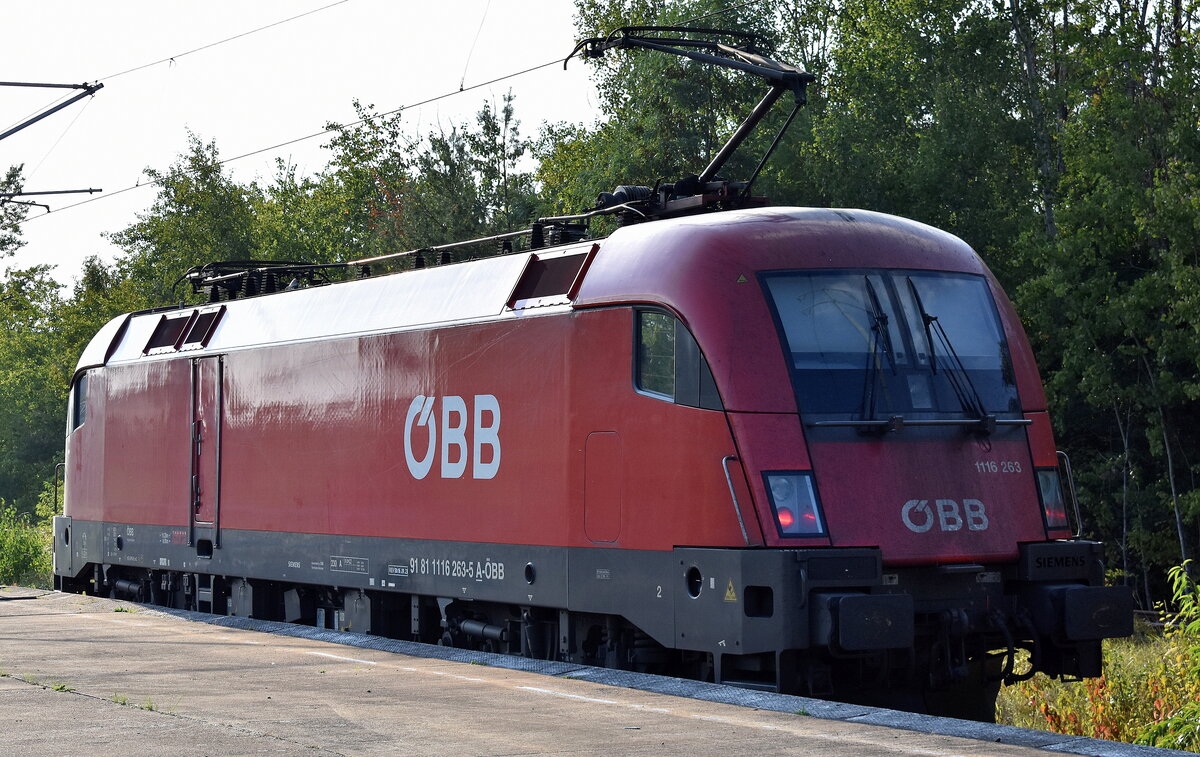 ÖBB - Österreichische Bundesbahnen [A] mit ihrem Taurus  1116 263  [NVR-Nummer: 91 81 1116 263-5 A-ÖBB] war am Rande vom Bahnhof Flughafen BER Terminal 5 abgestellt und wurde zum späten Nachmittag wieder in Betrieb gesetzt, 26.09.23