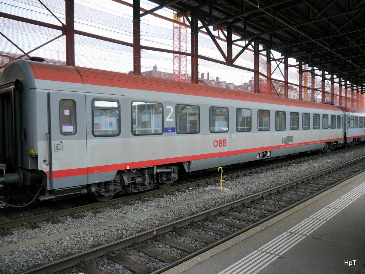 ÖBB - Personenwagen 2 Kl. Bmz 61 81 21-90 538-3 im HB Zürich am 28.01.2018