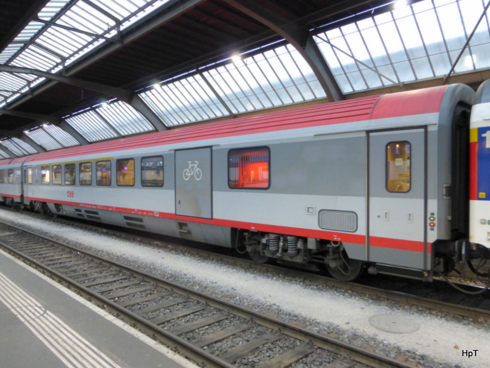 ÖBB -Personenwagen ADBmpsz 73 81 81-91 002-2 in HB Zürich am 30.11.2014
