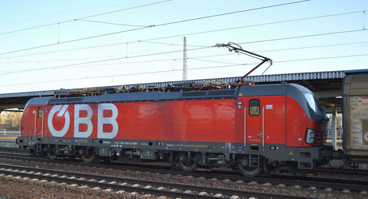 ÖBB-Produktion GmbH, Wien [A] mit  1293 005  [NVR-Nummer: 91 81 1293 005-5 A-ÖBB] und gemischtem Güterzug am 10.12.19 Bf. Flughafen Berlin Schönefeld. 