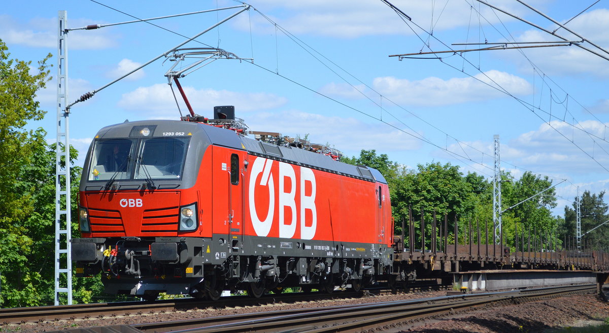 ÖBB-Produktion GmbH, Wien [A] mit der recht neuen  1293 052  [NVR-Nummer: 91 81 1293 052-7 A-ÖBB] und einem Langschienen-Transportzug (entladen) auf dem Rückweg, 15.05.20 Berlin Wuhlheide.