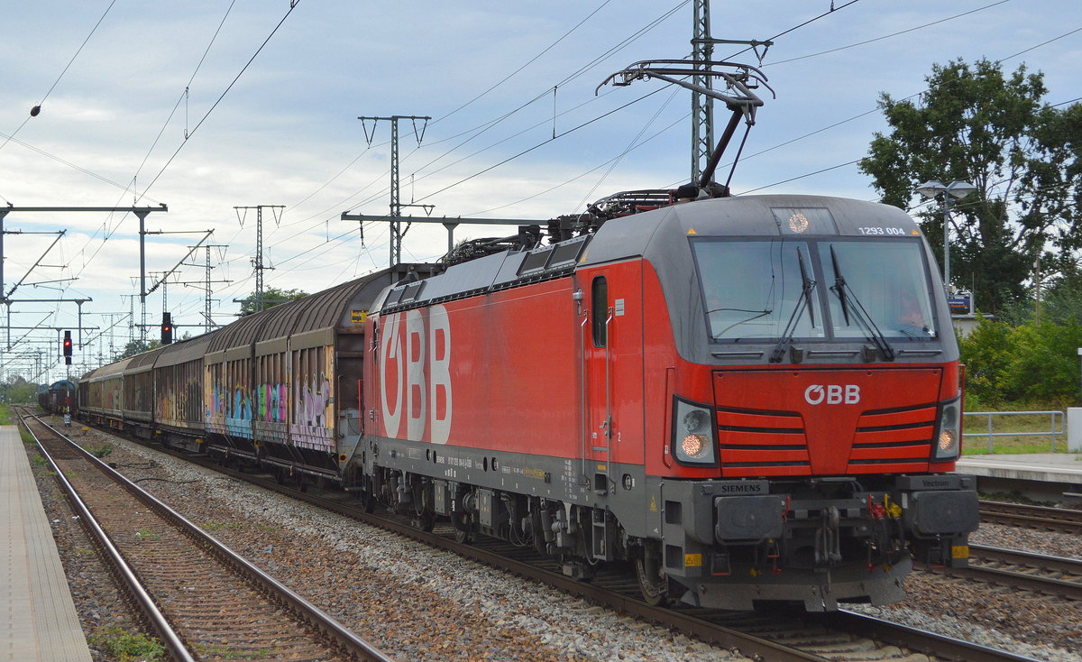 ÖBB-Produktion GmbH, Wien [A] mit   1293 004  [NVR-Nummer: 91 81 1293 004-8 A-ÖBB] und gemischtem Güterzug am 08.09.20 Durchfahrt Bf. Golm (Potsdam).