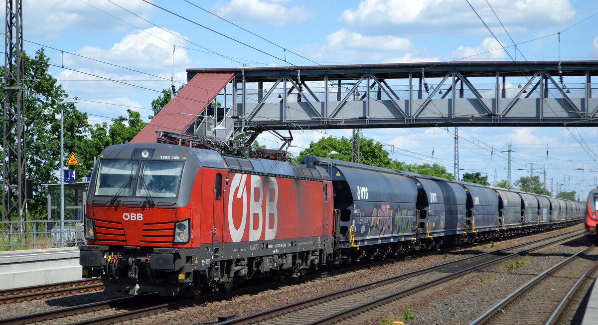 ÖBB-Produktion GmbH, Wien [A] mit  1293 189  [NVR-Nummer: 91 81 1293 189-7 A-ÖBB] und Getreidezug am 09.06.21 Durchfahrt Bf. Saarmund.