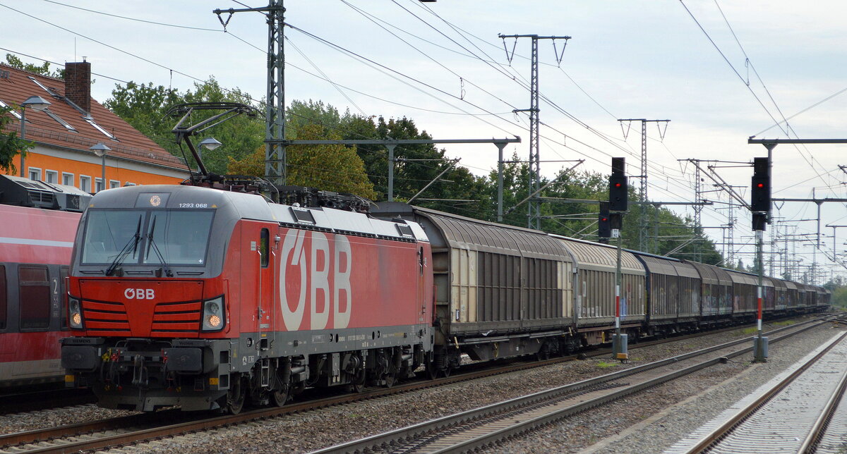 ÖBB-Produktion GmbH, Wien [A] mit  1293 068  [NVR-Nummer: 91 81 1293 068-3 A-ÖBB] und einem Ganzzug Schiebewandwagen am 23.09.21 Durchfahrt Bf. Golm (Potsdam).