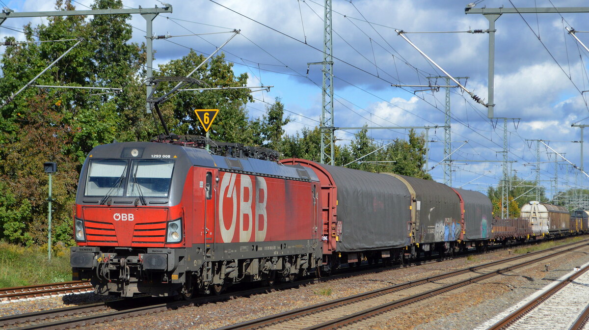 ÖBB-Produktion GmbH, Wien [A] mit  1293 008  [NVR-Nummer: 91 81 1293 008-9 A-ÖBB] und gemischtem Güterzug am 06.10.21 Durchfahrt Bf. Golm (Potsdam).