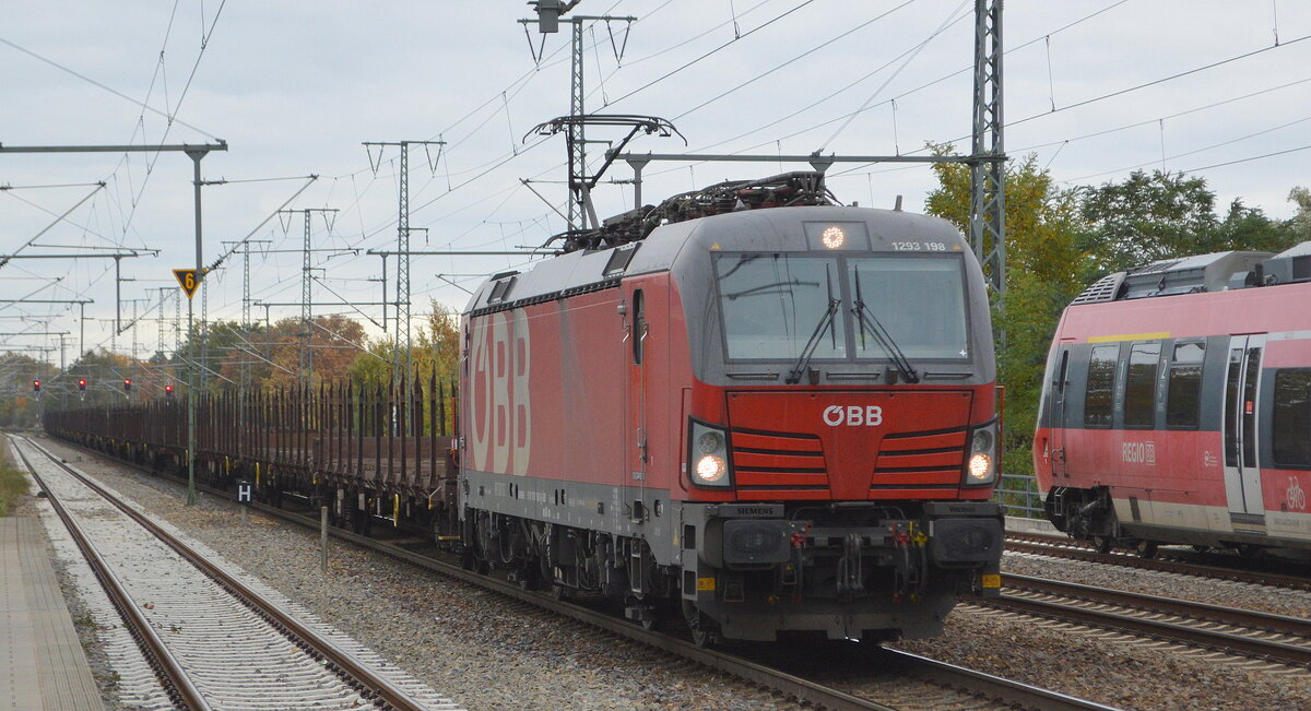 ÖBB-Produktion GmbH, Wien [A] mit  1293 198  [NVR-Nummer: 91 81 1293 198-8 A-ÖBB] und einem Güterzug Drehgestell-Flachwagen (leer) am 27.10.21 Durchfahrt Bf. Golm (Potsdam).