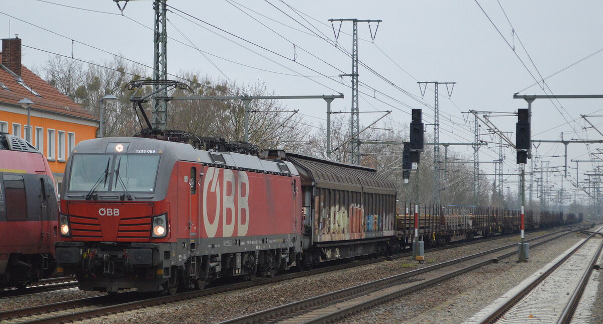 ÖBB-Produktion GmbH, Wien [A] mit  1293 059  [NVR-Nummer: 91 81 1293 059-2 A-ÖBB] und gemischtem Güterzug am 25.11.21 Durchfahrt Bf. Golm.