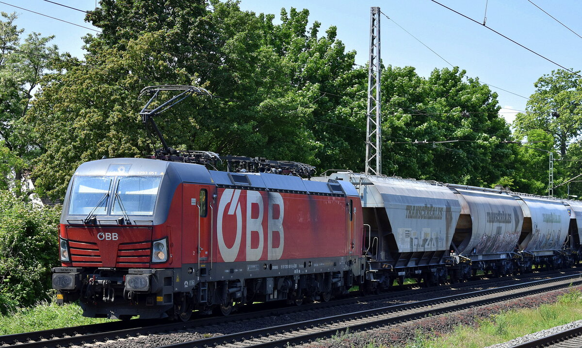 ÖBB-Produktion GmbH, Wien [A] mit der Vectron  1293 051  [NVR-Nummer: 91 81 1293 051-9 A-ÖBB] und einem Getreidezug am 05.06.23 Vorbeifahrt Bahnhof Dendensen-Gümmer.