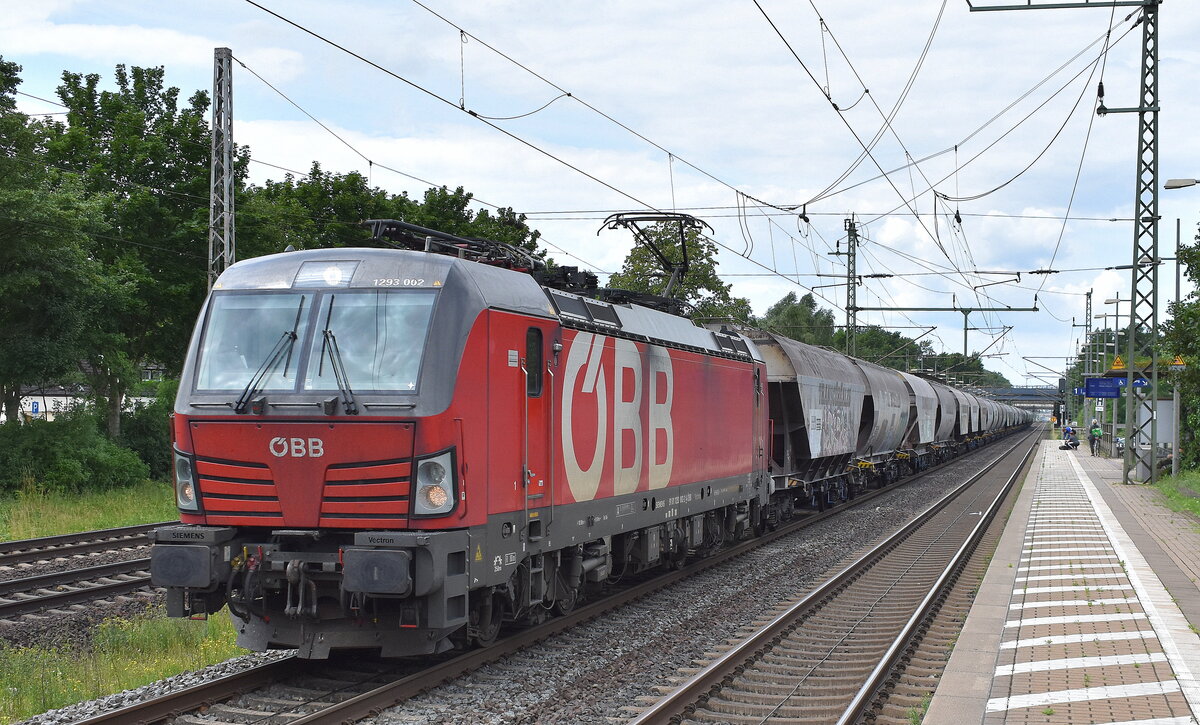 ÖBB-Produktion GmbH, Wien [A] mit der Vectron  1293 002  [NVR-Nummer: 91 81 1293 002-2 A-OBB] und einem Getreidezug am 06.07.23 Höhe Bahnhof Dedensen-Gümmer.