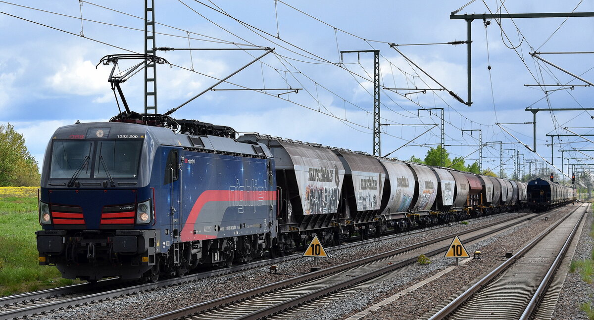 ÖBB-Produktion GmbH, Wien [A] mit ihrer interessanterweise Nightjet Vectron  1293 200  [NVR-Nummer: 91 81 1293 200-2 A-ÖBB] und einem Getreidezug am 18.04.24 Höhe Bahnhof Rodleben.