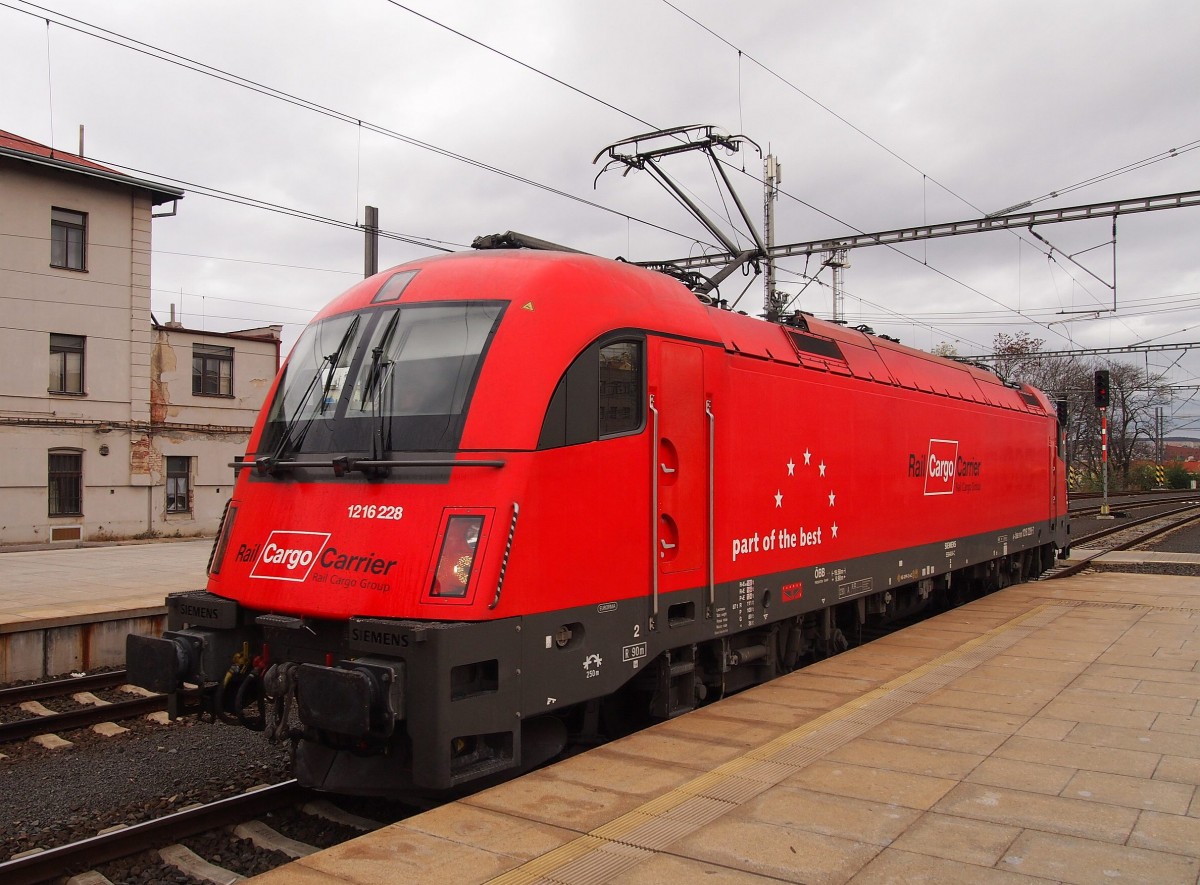 BB (Rail Cargo Carrier) 1216 228 im Hauptbahnhof Prag am 8. 11. 2013.