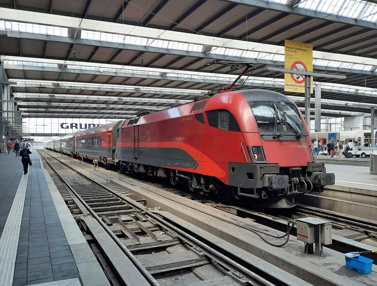 ÖBB railjet 1116 230-4 mit dem RJX 65 nach Budapest-Keleti, am 30.07.2021 in München Hbf.