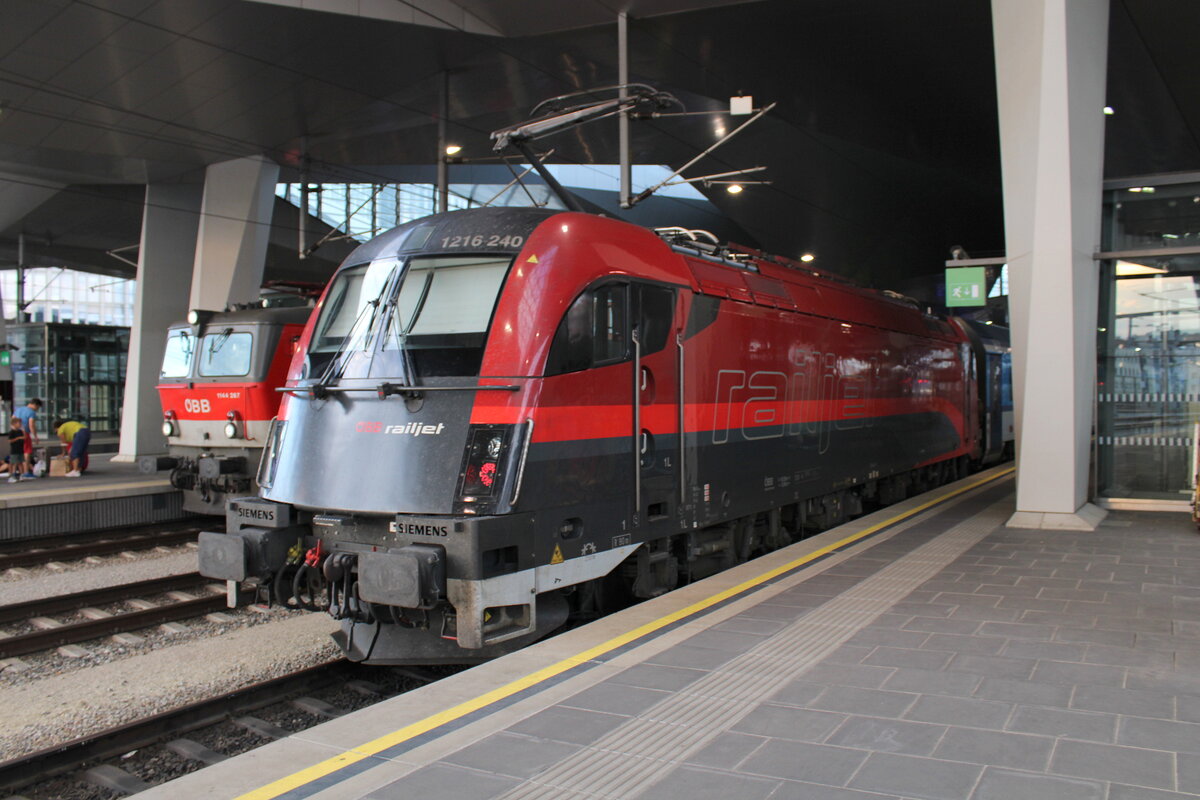 ÖBB railjet 1216 240 mit dem RJ 372  Vindobona  von Graz Hbf nach Praha hl.n., am 15.08.2022 in Wien Hbf.