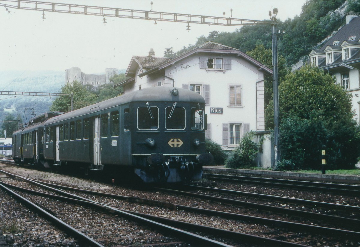 OeBB: Regionalzug Balsthal-Oensingen mit dem BDe 4/4 651, 1954 (ehemals SBB) bei einem Zwischenhalt auf der Station Klus im November 2000.
Foto: Walter Ruetsch