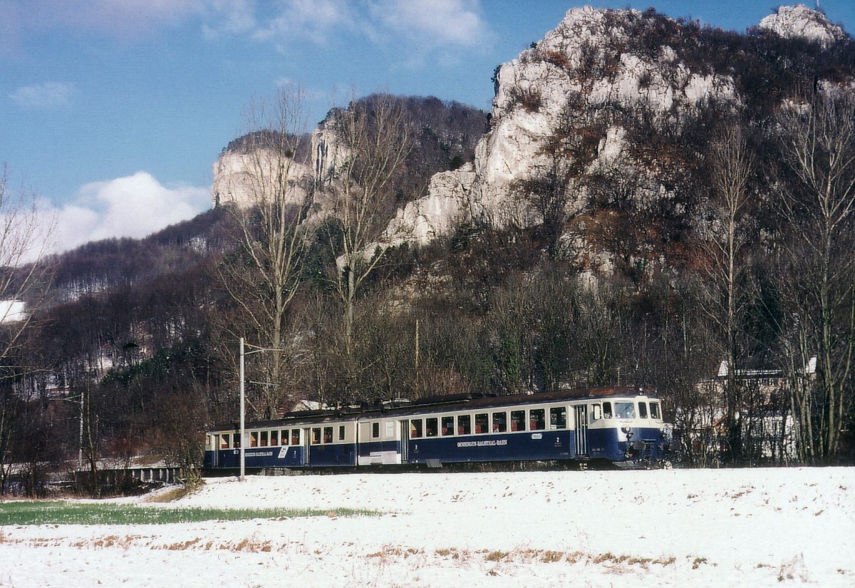 OeBB: Regionalzug Balsthal-Oensingen mit dem ABDe 4/8 244, 1945 (ehemals BLS) kurz vor Oensingen im Dezember 2000.
Foto: Walter Ruetsch