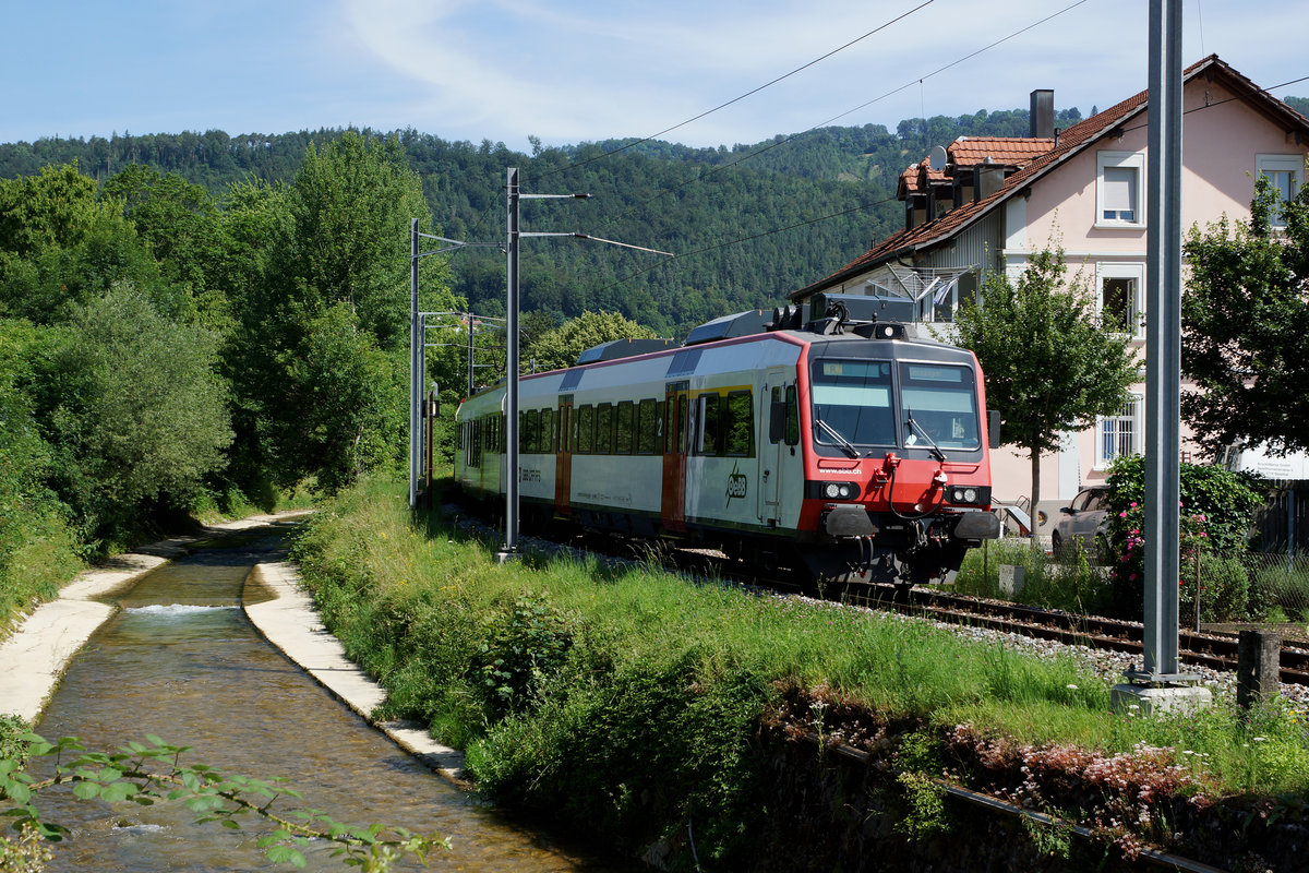 OeBB: Regionalzug mit dem neuen 3-teiligen DOMINO bei Balsthal am 7.Juli 2016.
Foto: Walter Ruetsch