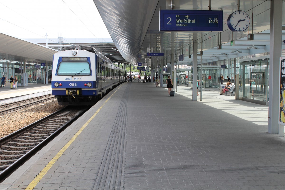 ÖBB Regionalzug nach Wolfsthal (4020 287-1) hält am 8. Juli 2014 im Bahnhof Wien-Praterstern.