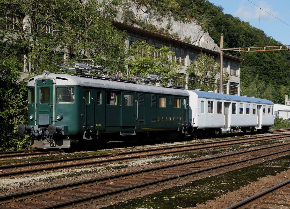 OeBB: RFe 4/4 601 (1940, ehemals SBB/SZU) mit Mitteleinstiegwagen (ehemals SBB) in der Klus bei Balsthal abgestellt am 25. August 2015.
Foto: Walter Ruetsch