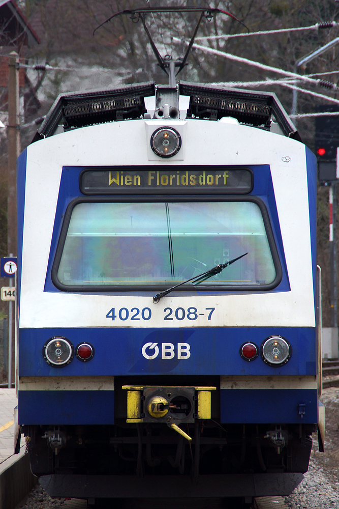 bb Sbahn Baureihe 4020 auf dem Weg nach Wien Florisdorf am 01.04.2013.
Keine Angst, ich stand nicht auf den Gleisen, vor mir war eine Kurve ;)
