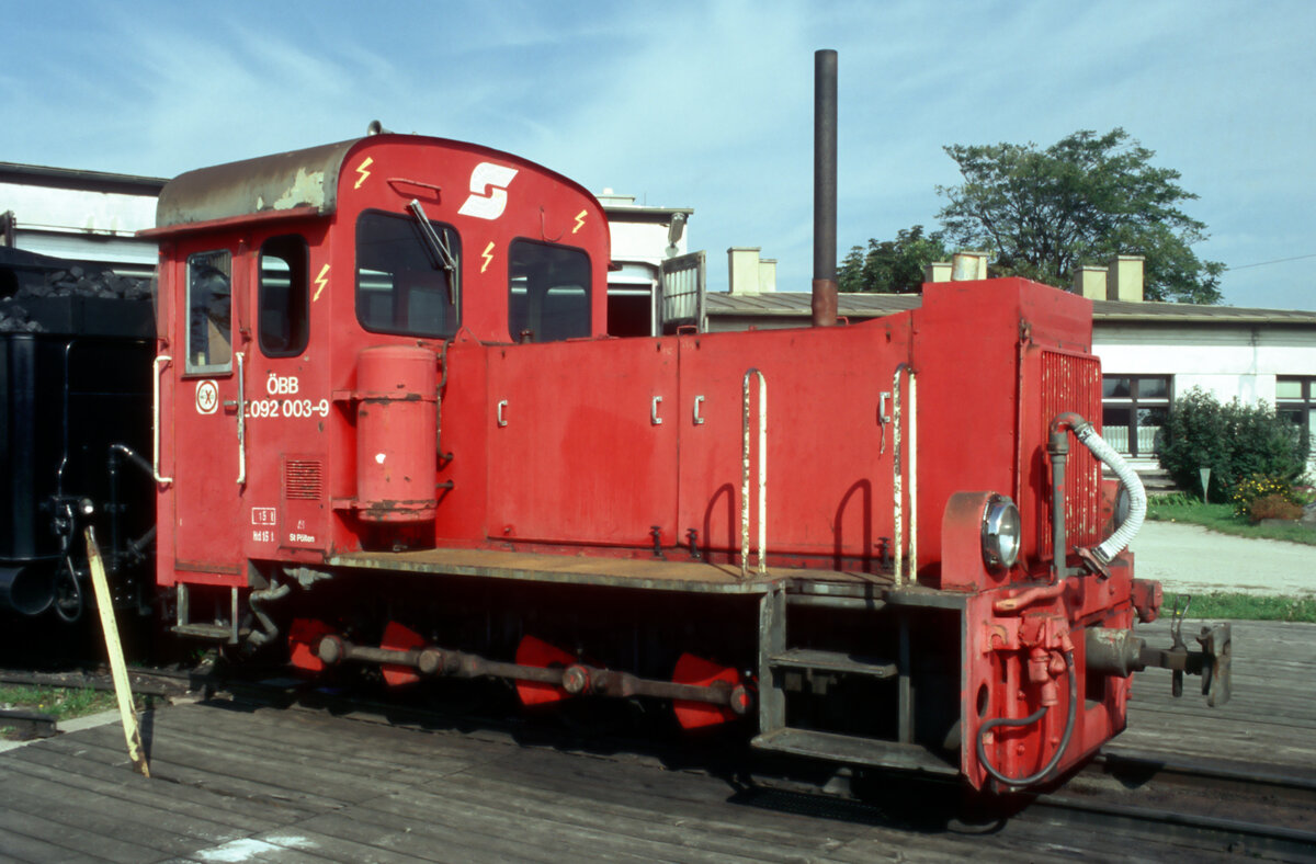 ÖBB-Schmalspurkleinlok 2092 003 am 20.09.2001 in Obergrafendorf.