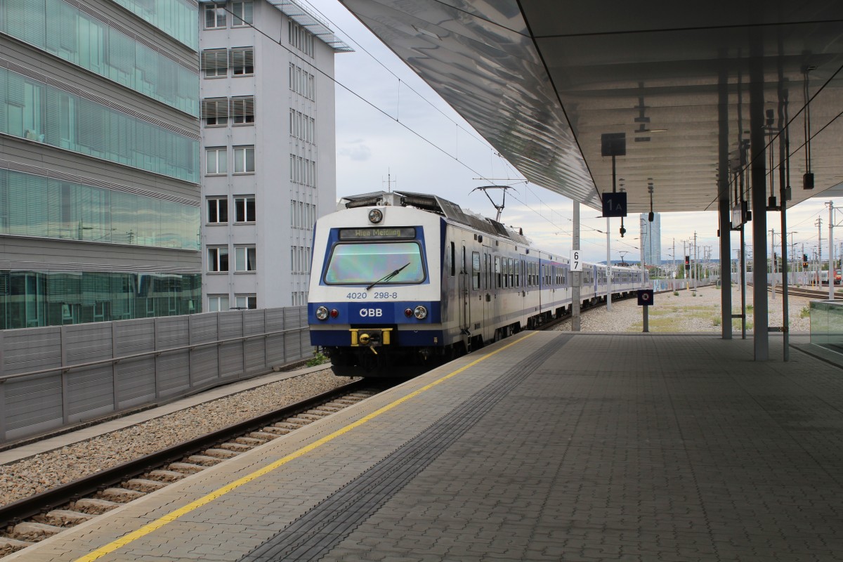 ÖBB Schnellbahn (S-Bahn) Wien: Eine Garnitur der S2 (4020 298-8) erreicht am 9. Juli 2014 den Bahnhof Praterstern.