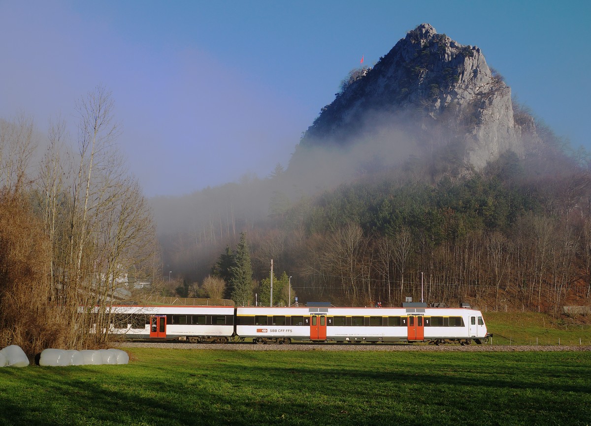 OeBB: Seit dem Fahrplanwechsel ersetzt ein 3-teiliger DOMINO den RBe 4/4-Pendel. Die Aufnahme entstand am 26. Dezember 2015 bei Oensingen.
Foto: Walter Ruetsch 
