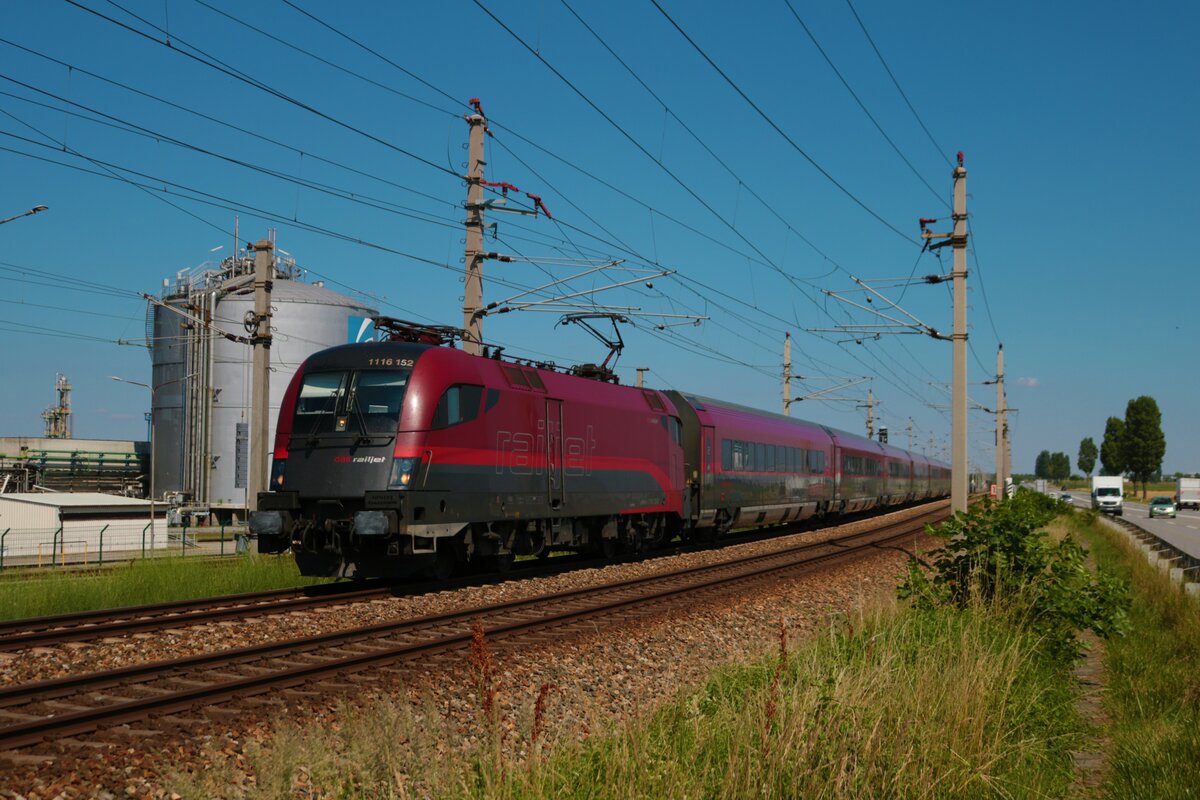 ÖBB Siemens Taurus 1116 152-0 mit Railjet am 23.06.22 bei Mannswörth