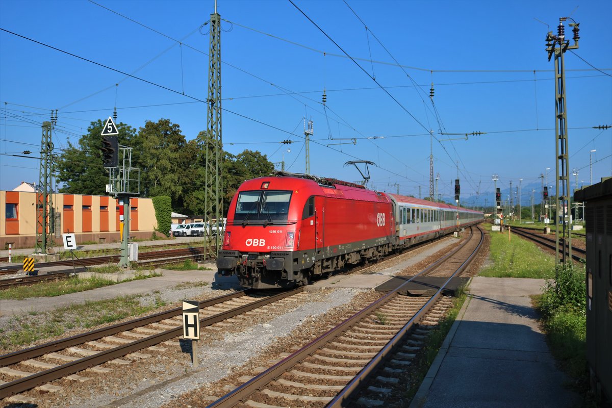 ÖBB Siemens Taurus 1216 011-7 mit EC am 09.08.20 in Rosenheim Bhf vom Bahnsteig aus fotografiert
