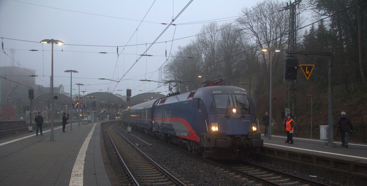 ÖBB Siemens Taurus Nightjet 1116 195 kommt mit dem  Nightjet aus Wien-Innsbruck(A) nach Brüssel(B) und steht in Aachen-Hbf.
Aufgenommen am Bahnsteig 6 in Aachen-Hbf.
Am Morgen 20.1.2020.
