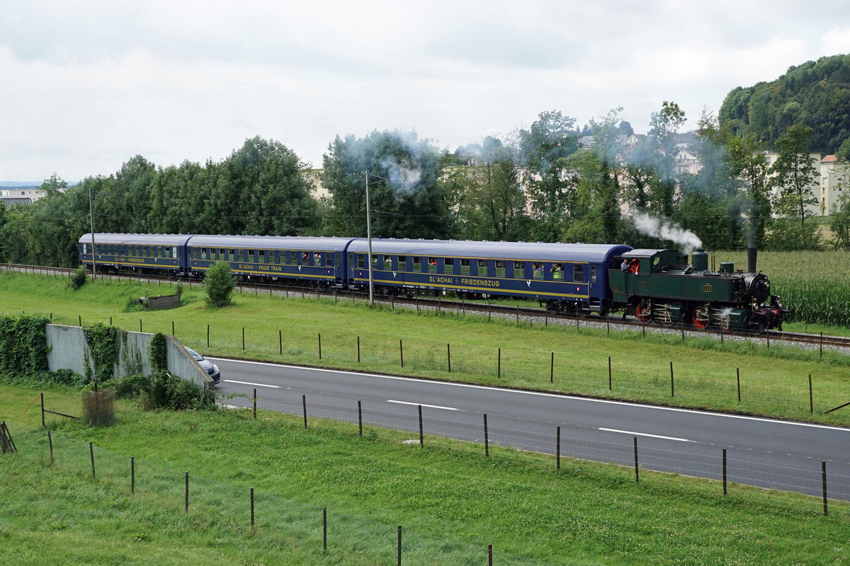 OeBB: Sonderzug mit der Ed 2x2/2 196 Mallet mit seltener Anhängelast bei Oensingen am 12. August 2017.
Der Friedenszug ist ein Projekt aus Deutschland. Der Zug steht jedoch neu in Sissach abgestellt. 
Foto: Walter Ruetsch
