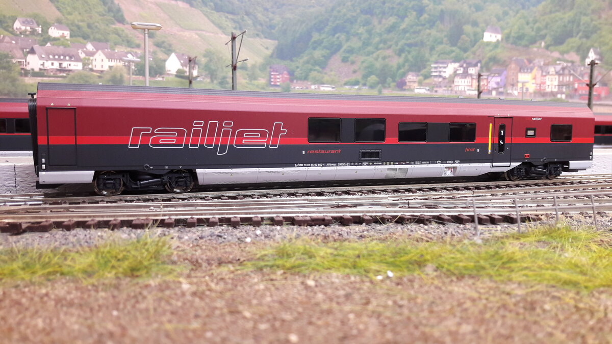 ÖBB Tage in Harrstadt, Railjet.... Railjet ist eine Marke der Fernverkehrszüge in Österreich. Baujahr ab 2008, Züge gebaut von Siemens Mobility. Es werden gefahren immer 7teilige Einheiten, jedoch auch schon mal als Doppeleinheiten. Das Modell zeigt den Speisewagen, Wien-Venezia, Roco Set 1 64188 bestehend aus 4 Wagen, (1 Steuerwagen, 1 Speisewagen, 2 x 2Klasse Wagen. )