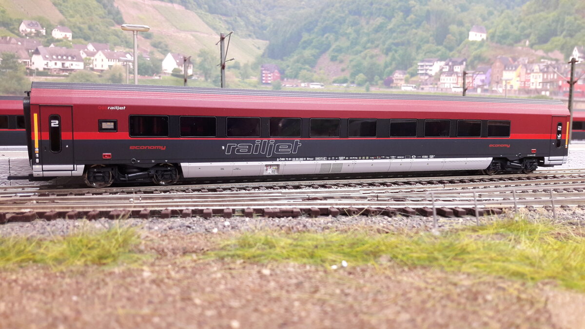 ÖBB Tage in Harrstadt, Railjet.... Railjet ist eine Marke der Fernverkehrszüge in Österreich. Baujahr ab 2008, Züge gebaut von Siemens Mobility. Es werden gefahren immer 7teilige Einheiten, jedoch auch schon mal als Doppeleinheiten. Das Modell zeigt den 2 Klasse Wagen, Wien-Venezia, Roco Set 1 64188 bestehend aus 4 Wagen, (1 Steuerwagen, 1 Speisewagen, 2 x 2Klasse Wagen. ).... Das Set 2 64191 beinhaltet ebenfalls die restlichen 3 2Klasse Wagen. 