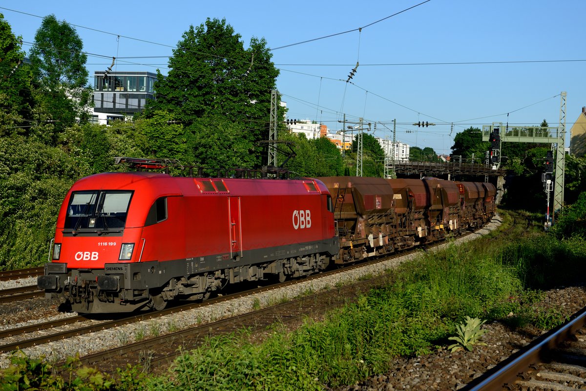 ÖBB Tauri nehmen mit ihren Güterzügen meist den Nordring, um zum Münchner Rangierbahnhof zu gelangen. Am Abend des 13. Juni 2013 konnte 1116 199 jedoch mit einem gemischten Güterzug auf den Güterzug-Gleisen des Südrings aufgenommen werden.
