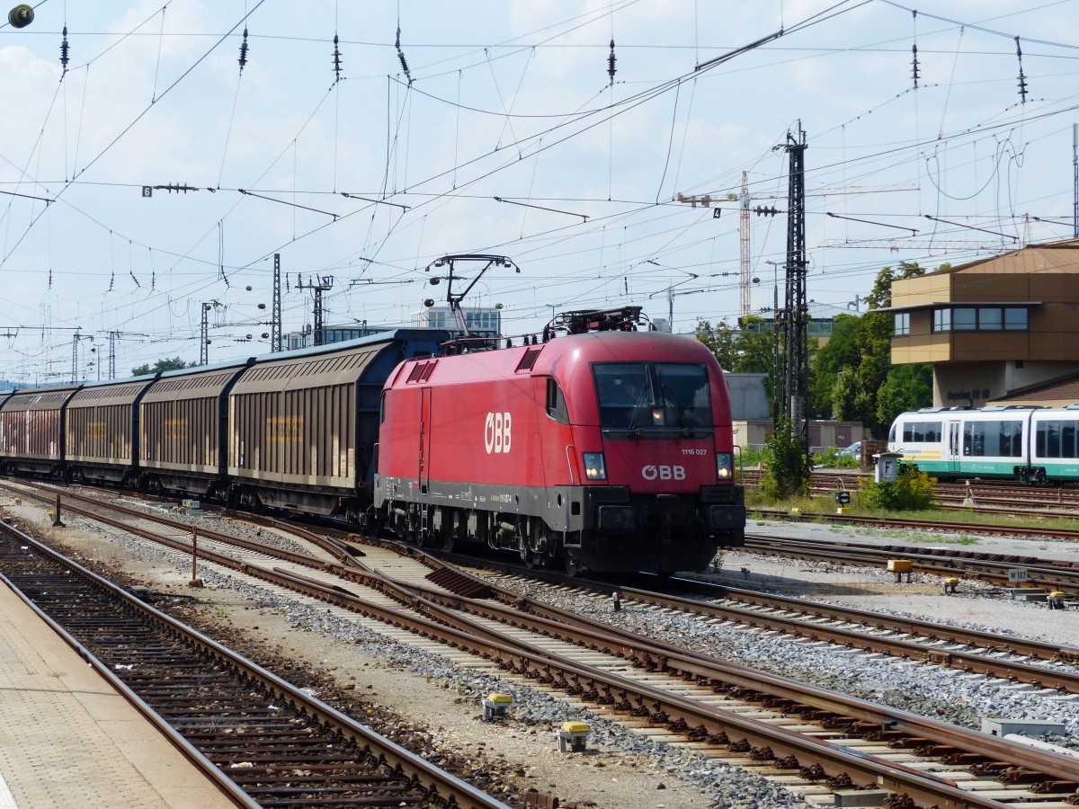ÖBB Taurus 1116 027 mit einen Ganzzug am Haken fährt am 08.08.2014 durch den Regensburger Hauptbahnhof.