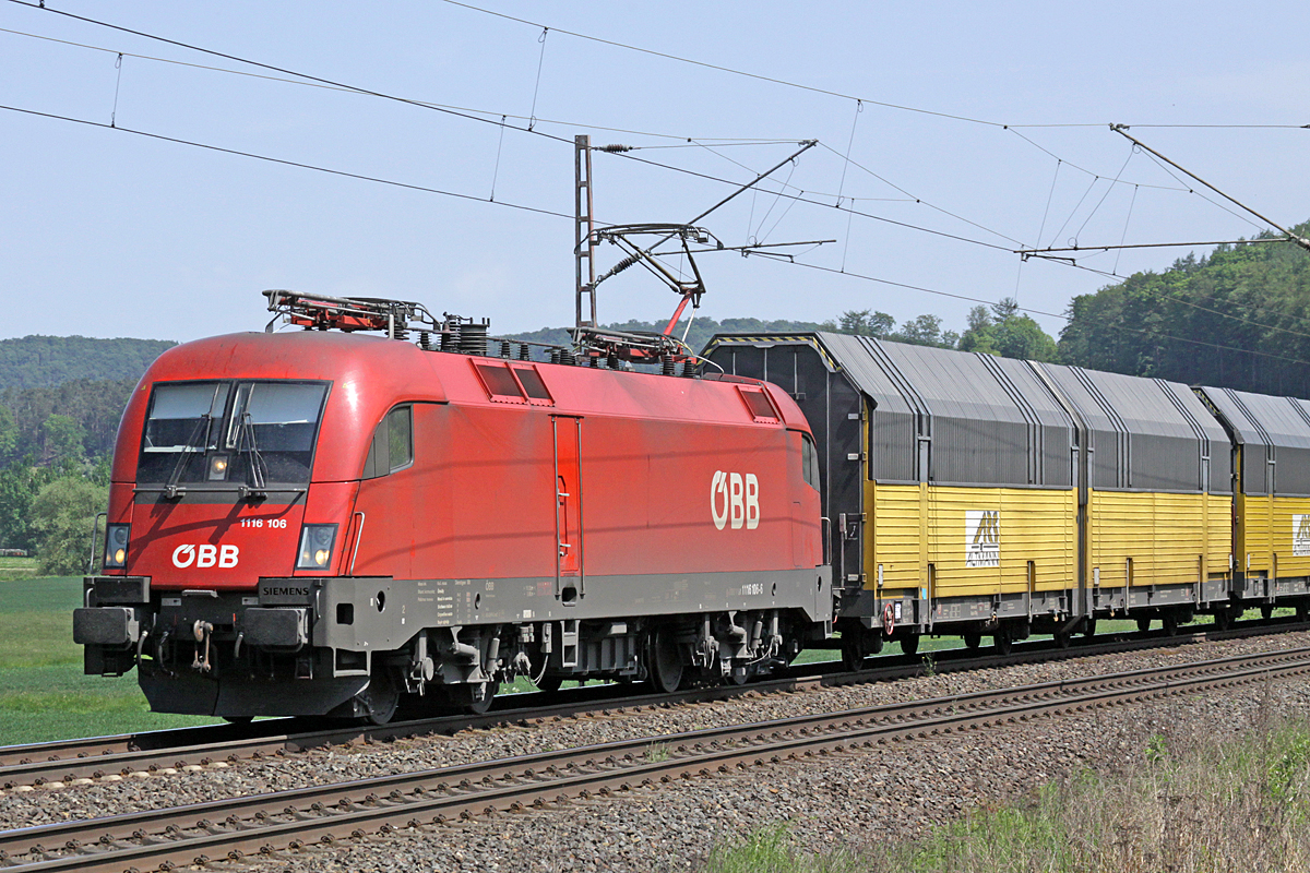 ÖBB Taurus 1116 106-6 mit Altmannzug am 13.05.16  13:02 nördlich von Salzderhelden am BÜ 75,1 in Richtung Göttingen