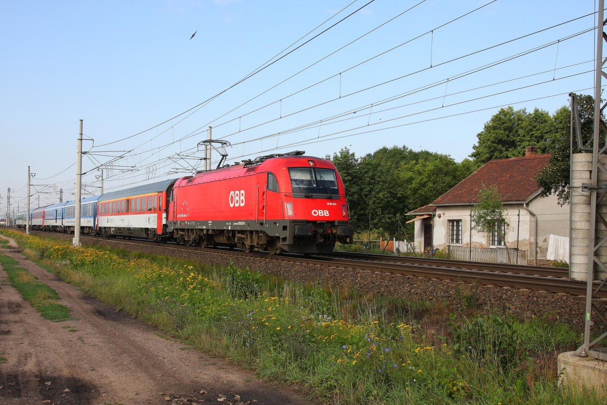 ÖBB Taurus 1216.234 kommt am 21.8.2013 hier bei Stary Kolin mit einer bunten CD Garnitur aus Prag in Richtung Pardubitz daher.