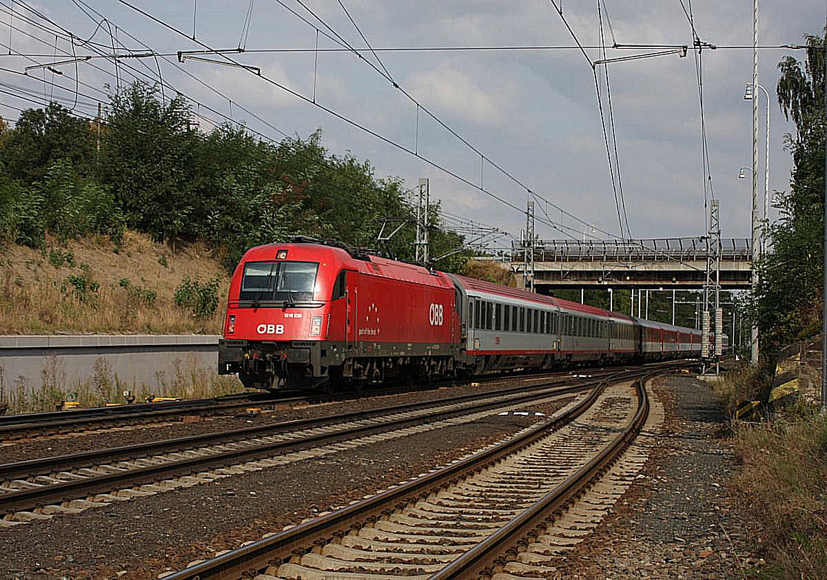 ÖBB Taurus 1226.238 braust mit einem Eurocity nach Prag am 11.9.2009 durch den Bahnhof Zabori nad Labem.