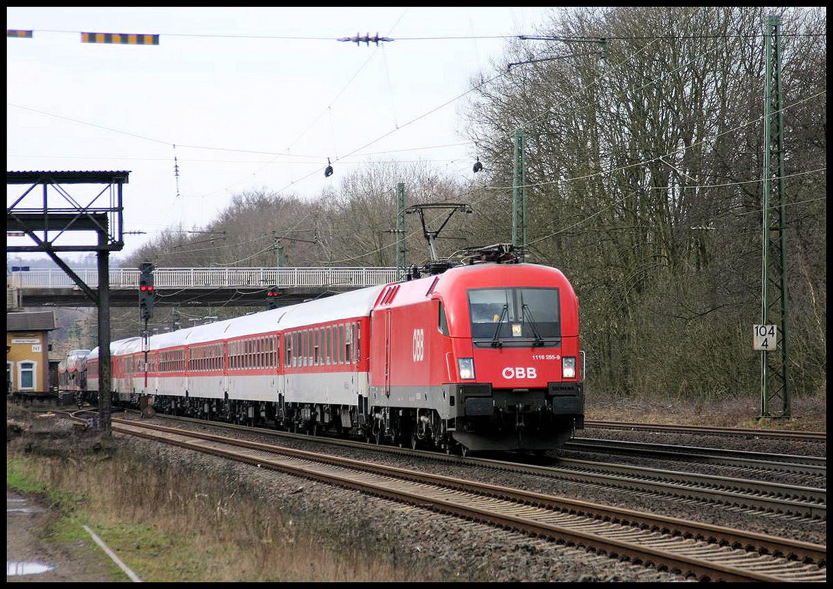ÖBB Taurus auf der Rollbahn! Am 2.4.2006 kam 1116.255 mit einem Autoreisezug nach Hamburg um 9.49 Uhr durch den Bahnhof Natrup Hagen.