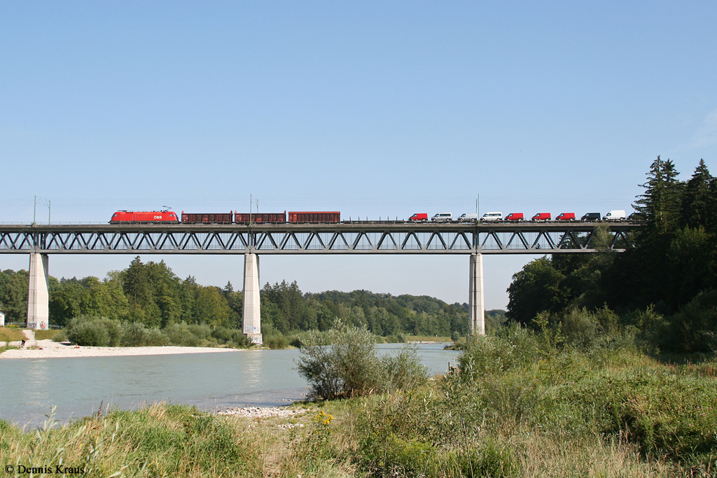ÖBB Taurus überquert mit einem umgleiteten Güterzug die Großhesseloher Brücke in München. Aufgenommen am 07.08.2009.