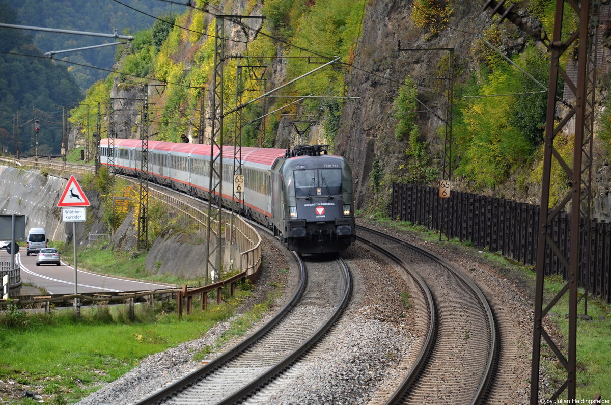 ÖBB Taurus Werbelok 1116 182-7 auf Bergfahrt mit ihrem EC 219 (Frankfurt Hbf - Graz Hbf). Aufgenommen am 03.10.2022