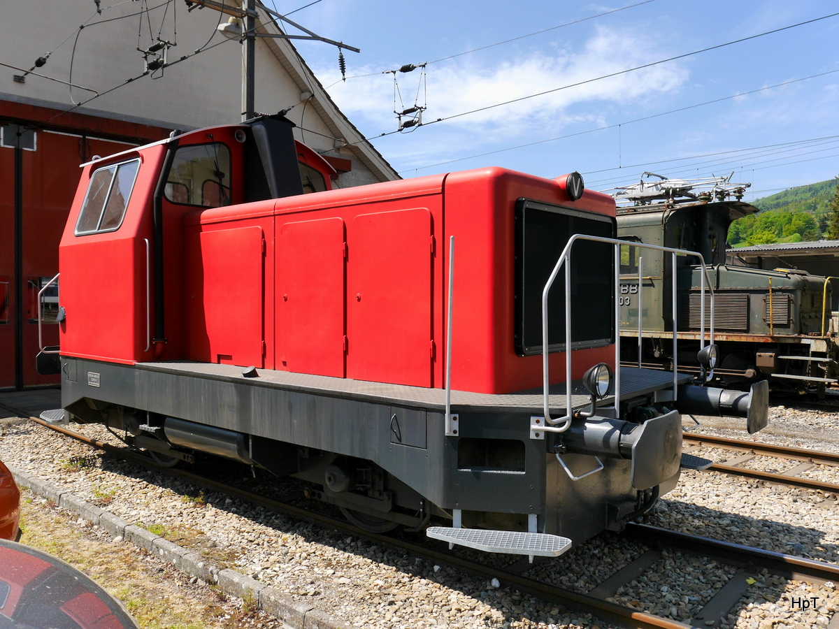 OeBB - Unbekannte Diesellok ohne Anschriften  vor dem Depot / Werkstätte Tor der OeBB in Balsthal am 28.04.2018 ... ( Hersteller Robert Aebi / Typ. 200 PS HT / Fabr.Nr.1699 / Baujahr 1966 / Motor Nr. 3391425/36 / Gewicht 28 T  ..Diese Angaben sind vom Typenschild das noch an der Maschine angebracht ist )