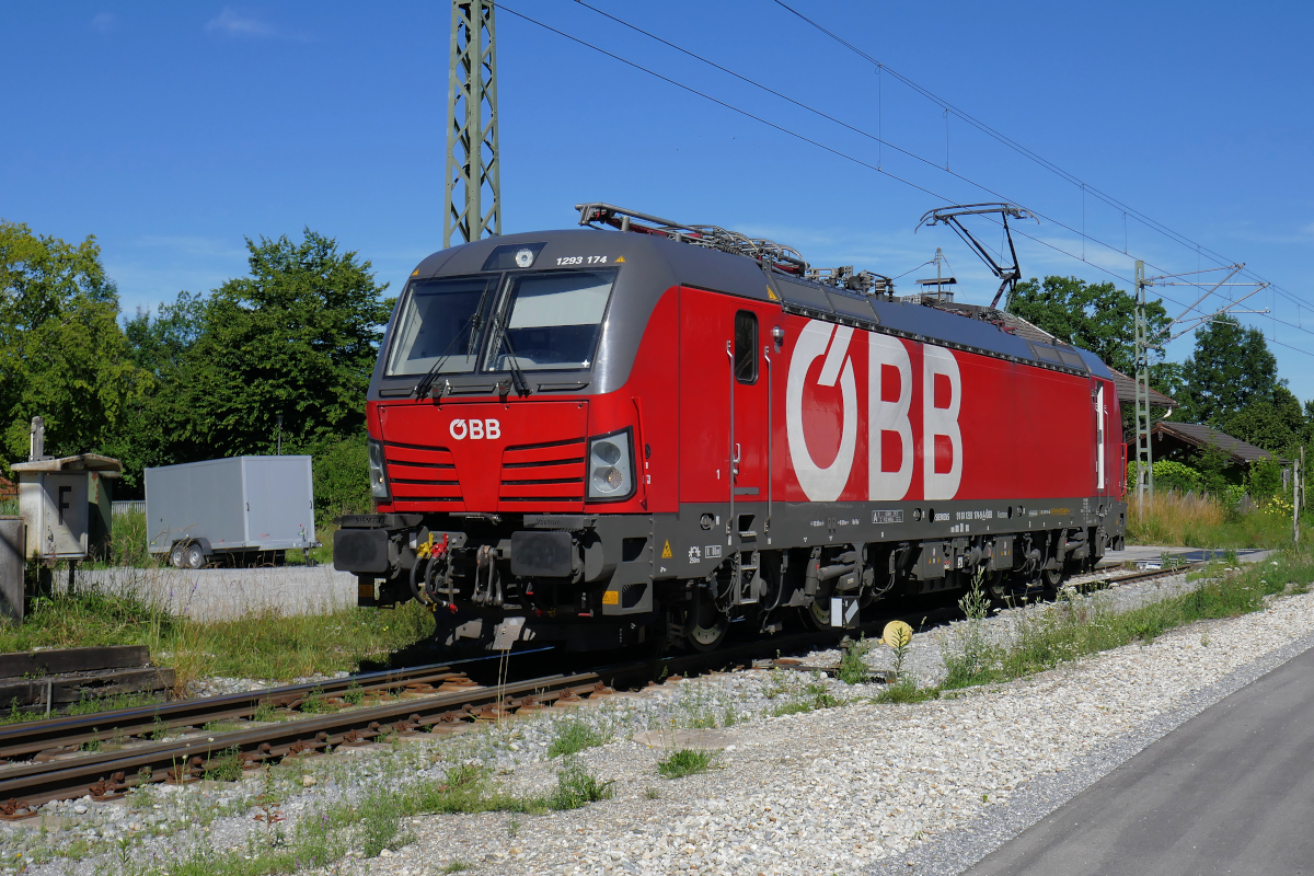 ÖBB Vectron 1293 174 rangiert im Bahnhof Rohrdorf. Es ist 10.15 Uhr des 6. Juli 2021. Der Vectron wird gleich an das nach Rosenheim zeigende Ende der ersten 10 Rocktainer kuppeln.