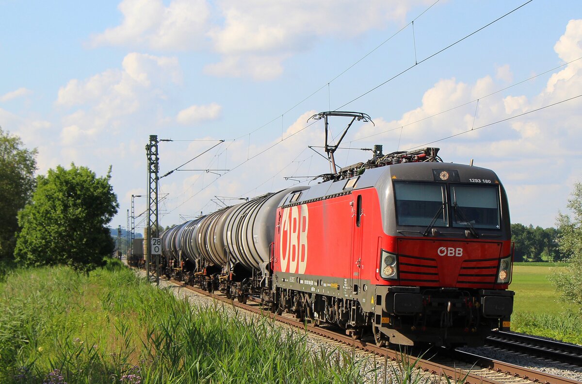 ÖBB Vectron 1293-180 mit wascoa - Kesselwagenzug in Richtung Salzburg. 19.07.2021 / KBS951 nahe Bernau.