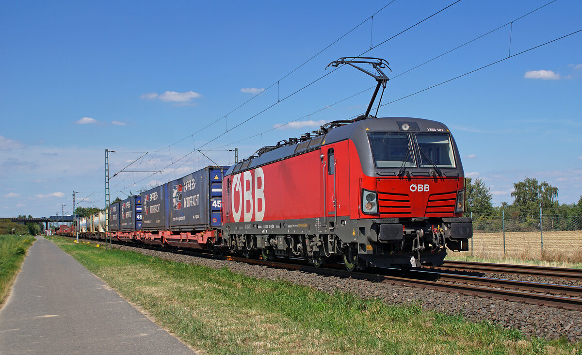 ÖBB Vectron 1293 187 am 07.08.2022 mit einem gemischten Güterzug in Kaarst.